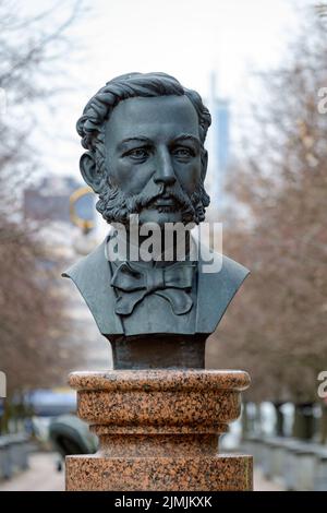 Buste d'Henry Dunant, fondateur de l'organisation de la Croix-Rouge dans une rue de Minsk Banque D'Images