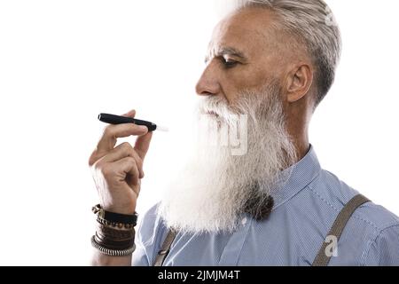 Beau homme âgé fumant système de chauffage du tabac Banque D'Images