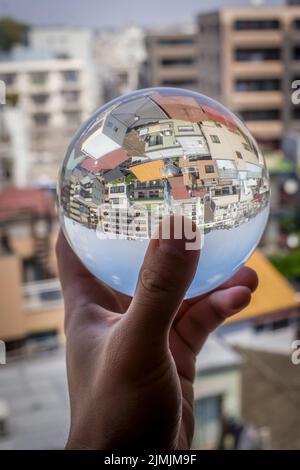 Zones résidentielles reflétées dans le cristal Banque D'Images