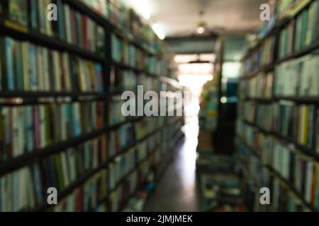 Arrière-plan flou des livres de la bibliothèque Banque D'Images