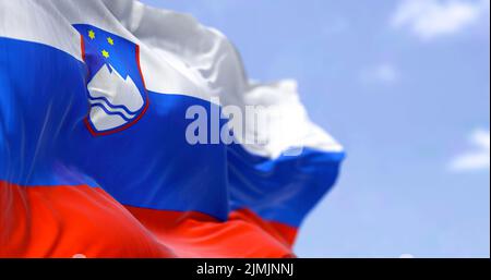 Détail du drapeau national de la Slovénie qui agite dans le vent par temps clair Banque D'Images