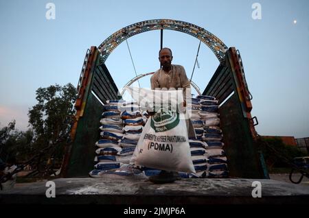 Peshawar, Khyber Pakhtunkhwa, Pakistan. 5th août 2022. Les travailleurs chargent du matériel de secours sur un train pour que les victimes des inondations soient envoyées dans les zones frappées par les inondations de la province du Baloutchistan depuis le gouvernement Khyber Pakhtunkhwa à Peshawar. Au moins 357 personnes ont perdu la vie, dont 140 enfants, et 408 autres ont été blessées par des pluies et des inondations soudaines depuis le début de la saison de la mousson, selon l'Autorité nationale de gestion des catastrophes (NDMA). Le Pakistan figure parmi les 10 pays les plus vulnérables au changement climatique. (Image de crédit : © Hussain Ali/Pacific Press via ZUMA Press Wire) Banque D'Images