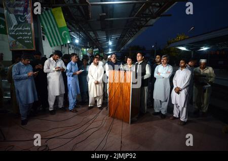 Peshawar, Khyber Pakhtunkhwa, Pakistan. 5th août 2022. Les travailleurs chargent du matériel de secours sur un train pour que les victimes des inondations soient envoyées dans les zones frappées par les inondations de la province du Baloutchistan depuis le gouvernement Khyber Pakhtunkhwa à Peshawar. Au moins 357 personnes ont perdu la vie, dont 140 enfants, et 408 autres ont été blessées par des pluies et des inondations soudaines depuis le début de la saison de la mousson, selon l'Autorité nationale de gestion des catastrophes (NDMA). Le Pakistan figure parmi les 10 pays les plus vulnérables au changement climatique. (Image de crédit : © Hussain Ali/Pacific Press via ZUMA Press Wire) Banque D'Images