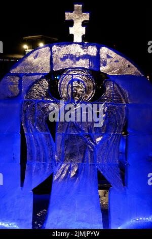 Sculpture sur glace.Ange avec ailes.La Fête de l'Epiphanie.Les gens se baignent dans le trou de glace.Verticale Banque D'Images