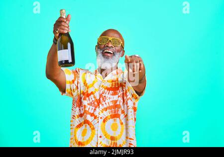 Venez faire la fête avec moi. Un homme de premier plan funky et gai qui célèbre et boit du champagne en studio sur fond turquoise. Banque D'Images
