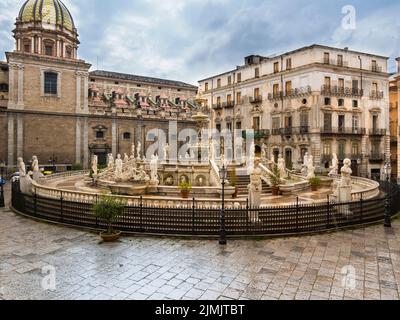 Fontaine Fontana della Vergogna sur la Piazza Pretoria par le sculpteur manneriste florentin Francesco Camilliani Banque D'Images