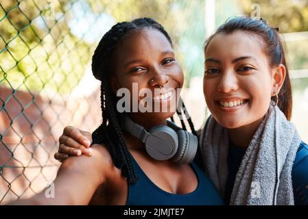 Étaient chacun la motivation. Portrait de deux jeunes femmes sportives prenant des selfies ensemble à l'extérieur. Banque D'Images