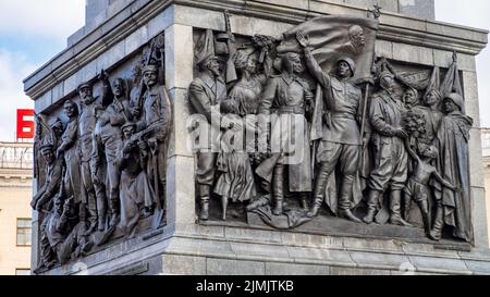 Minsk, Bélarus - 16 mars 2018: Bas-secours avec des figures de partisans, soldats sur le monument de la victoire. Place de la victoire, Minsk, Banque D'Images