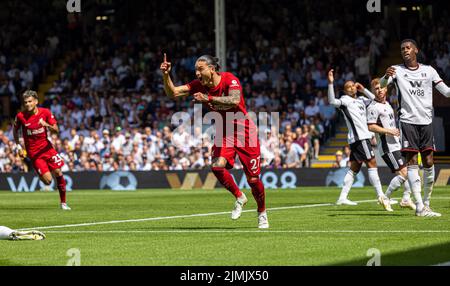 Londres, Royaume-Uni. 7th août 2022. Darwin Nunez (C) de Liverpool célèbre après avoir obtenu son score lors du match de la Premier League anglaise 2022/2023 entre Fulham et Liverpool à Londres, en Grande-Bretagne, le 6 août 2022. Credit: Xinhua/Alay Live News Banque D'Images