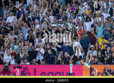 Londres, Royaume-Uni. 7th août 2022. Aleksandar Mitrovic de Fulham célèbre après avoir obtenu son score lors du match de la première ligue anglaise 2022/2023 entre Fulham et Liverpool à Londres, en Grande-Bretagne, le 6 août 2022. Credit: Xinhua/Alay Live News Banque D'Images