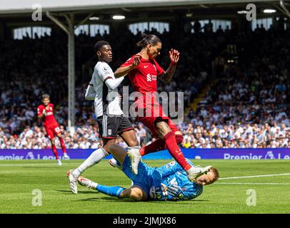 Londres, Royaume-Uni. 7th août 2022. Le gardien de but de Fulham Marek Rodak (en bas) sauve le ballon lors du match de la Premier League anglaise de 2022/2023 entre Fulham et Liverpool à Londres, en Grande-Bretagne, le 6 août 2022. Credit: Xinhua/Alay Live News Banque D'Images