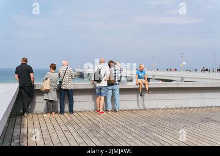 Vacanciers sur la promenade maritime de Kolobrzeg sur la côte Baltique polonaise Banque D'Images