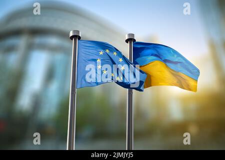 Drapeaux de l'Ukraine et de l'Union européenne contre le Parlement de l'UE Banque D'Images