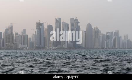 Horizon du Qatar avec une mer agitée au premier plan, par temps pluvieux et pluvieux. Banque D'Images