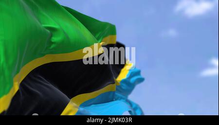 Détail du drapeau national de la Tanzanie qui agite dans le vent par temps clair. Banque D'Images