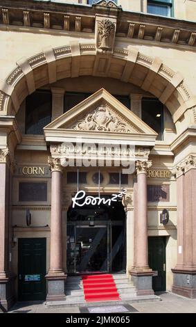 L'entrée au marché du maïs de manchester avec un panneau pour l'hôtel roomzzz au-dessus de la porte Banque D'Images