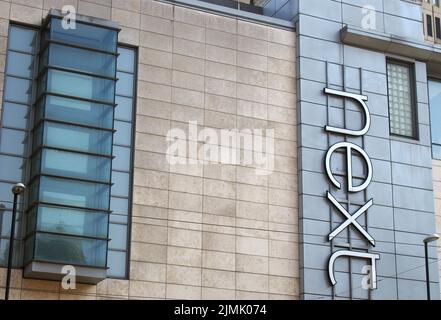 Panneau sur le devant du magasin de vêtements suivant sur la place d'échange dans le centre-ville de manchester Banque D'Images