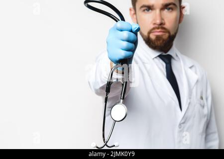 Médecin avec le stéthoscope sur fond gris Banque D'Images