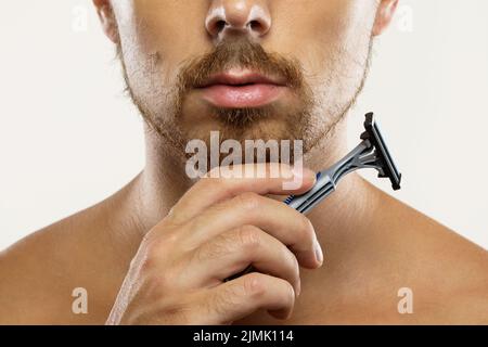 Homme avec une barbe imparfaitement taillée avant une routine de rasage Banque D'Images