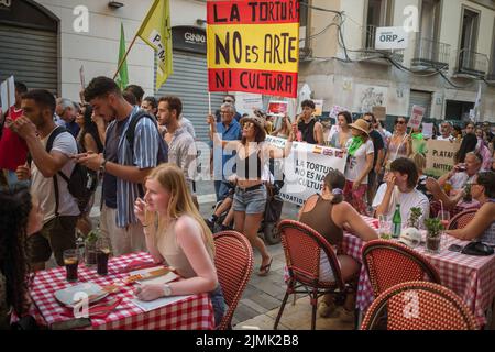 Malaga, Espagne. 06th août 2022. Les militants des droits des animaux défilent le long de la rue tout en tenant des plaques alors qu'ils participent à une manifestation contre les corridas. Des centaines de manifestants ont défilé dans les rues contre la foire de taureaux de Malaga, dans le cadre des événements de la foire de Malaga 2022 qui sera célébrée du 13 au 20 août. Les militants des droits des animaux exigent la fin des combats de taureau et de la torture animale. (Photo de Jesus Merida/SOPA Images/Sipa USA) Credit: SIPA USA/Alay Live News Banque D'Images