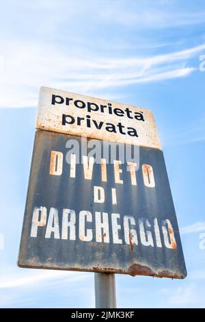 Vieux panneau rouillé pour le parking privé Banque D'Images