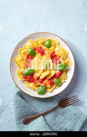 Raviolis à la sauce tomate et feuilles de basilic frais, tiré par le haut Banque D'Images