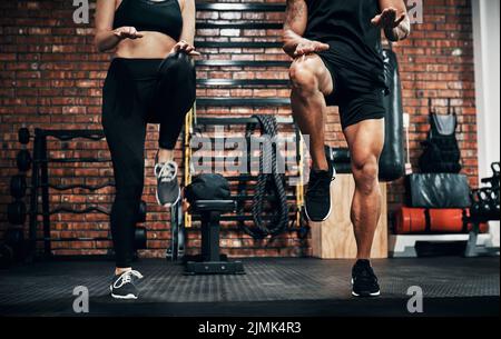 Ici, deux jeunes sportifs s'entraîner ensemble à la salle de gym. Banque D'Images