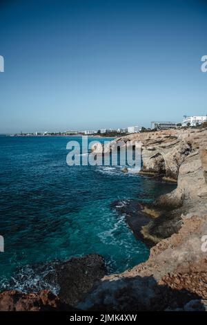 Magnifique paysage marin avec pont d'amour d'arche de grotte de mer à Ayia Napa, Chypre Banque D'Images