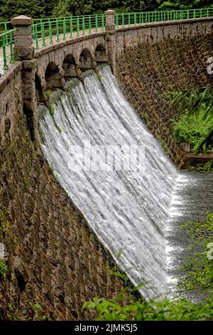 Barrage sur la rivière Lomnica à Karpacz, Pologne. Banque D'Images