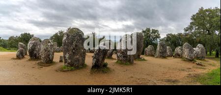 Vue panoramique sur le Cromlech du complexe mégalithique Almendres dans la région de l'Alentejo au Portugal Banque D'Images