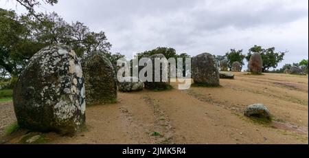 Vue panoramique sur le Cromlech du complexe mégalithique Almendres dans la région de l'Alentejo au Portugal Banque D'Images