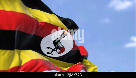 Détail du drapeau national de l'Ouganda qui agite dans le vent par temps clair Banque D'Images