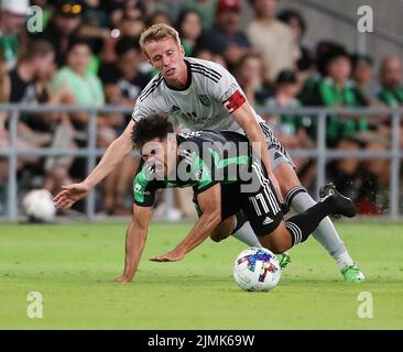 Austin, Texas, États-Unis. 6th août 2022. Le forward du FC d'Austin Rodney Redes (11) est fouillé par le milieu de terrain des tremblements de terre de San José Jackson Yueill (14) lors d'un match de football de ligue majeure sur 6 août 2022 à Austin, Texas. La comparaison s'est terminée dans un tirage 3-3. (Image de crédit : © Scott Coleman/ZUMA Press Wire) Banque D'Images