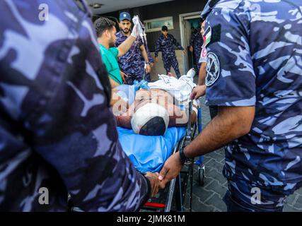 Gaza, Palestine. 06th août 2022. Blessé palestinien vu dans un hôpital à la suite de bombardements israéliens dans la ville de Gaza. Selon le ministère palestinien de la Santé, au moins dix personnes ont été tuées, dont un enfant, dans une série de frappes aériennes israéliennes sur plusieurs cibles dans la bande de Gaza, y compris un appartement résidentiel dans le quartier d'Al-Rimal. Les Brigades Al-Qods, l'aile armée du Jihad islamique palestinien, ont annoncé que le dirigeant principal Tayseer al-Jabari avait été tué dans les attaques. Crédit : SOPA Images Limited/Alamy Live News Banque D'Images