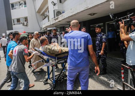 Gaza, Palestine. 06th août 2022. Blessés palestiniens amenés à l'hôpital pour recevoir des soins suite à des bombardements israéliens dans la ville de Gaza. Selon le ministère palestinien de la Santé, au moins dix personnes ont été tuées, dont un enfant, dans une série de frappes aériennes israéliennes sur plusieurs cibles dans la bande de Gaza, y compris un appartement résidentiel dans le quartier d'Al-Rimal. Les Brigades Al-Qods, l'aile armée du Jihad islamique palestinien, ont annoncé que le dirigeant principal Tayseer al-Jabari avait été tué dans les attaques. (Photo de Mahmoud Issa/SOPA Images/Sipa USA) crédit: SIPA USA/Alay Live News Banque D'Images