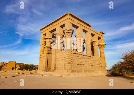 Vue sur le kiosque de Trajan dans le temple d'Isis sur l'île d'Agilkia dans le lac Nasser. Banque D'Images