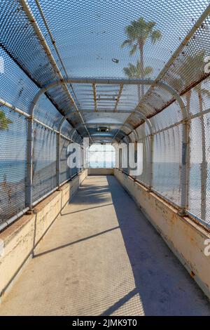 Pont couvert avec sol en béton à San Clemente, Orange County, Californie. Chemin droit d'une passerelle Banque D'Images