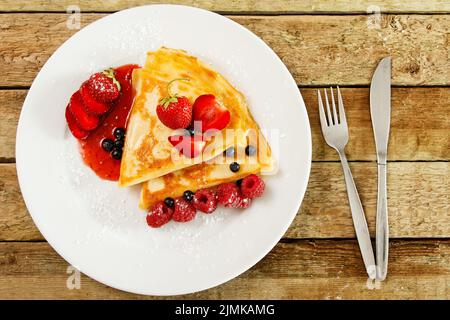 Crêpes aux baies sucrées et à la poudre de sucre Banque D'Images