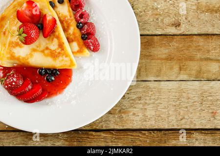 Crêpes aux baies sucrées et à la poudre de sucre Banque D'Images