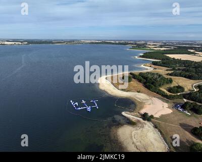 Grafham, Royaume-Uni. 04th août 2022. Un parc aquatique gonflable non loin de la rive, car les niveaux d'eau sont inférieurs à la normale au réservoir d'eau de Grafham, mais l'eau d'Anglian n'a pas introduit une interdiction d'hospe, malgré la faible pluviométrie et l'un des juillet les plus secs jamais enregistrés. Grafham Water, près de Huntingdon, Cambridgeshire, Royaume-Uni, on 4 août, 2022 crédit : Paul Marriott/Alay Live News Banque D'Images