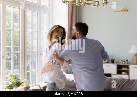 Un couple amoureux sans problèmes dansait ensemble à la maison moderne Banque D'Images