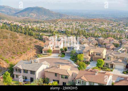 Cul-de-sac dans un quartier résidentiel près du parc Double Peak à San Marcos, Californie. Grande zone résidentielle clôturée avec d'immenses maisons et des arbres près de la Th Banque D'Images