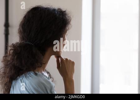 Femme africaine sérieuse profondément dans les pensées regardant de côté Banque D'Images