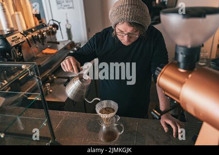 Café à la main, verser de l'eau café barista sur terrain avec filtre Banque D'Images