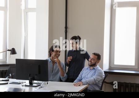 Joyeux collègues multiethniques positifs plaisantant en train de rire pendant la pause Banque D'Images