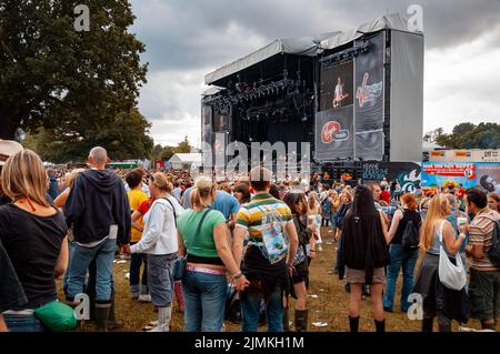 Virgin V Music Festival V2006, fans regardant la scène principale, Hylands Park, Chelmsford, Essex, Grande-Bretagne - 19th août 2006. Banque D'Images