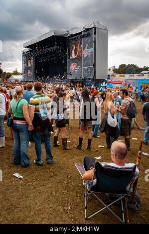 Virgin V Music Festival V2006, fans regardant la scène principale, Hylands Park, Chelmsford, Essex, Grande-Bretagne - 19th août 2006. Banque D'Images