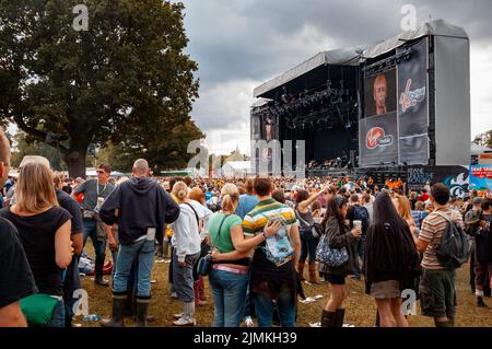 Virgin V Music Festival V2006, fans regardant la scène principale, Hylands Park, Chelmsford, Essex, Grande-Bretagne - 19th août 2006. Banque D'Images