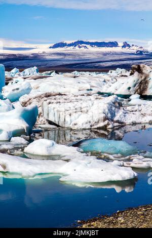 La glace est recouverte de cendres volcaniques Banque D'Images