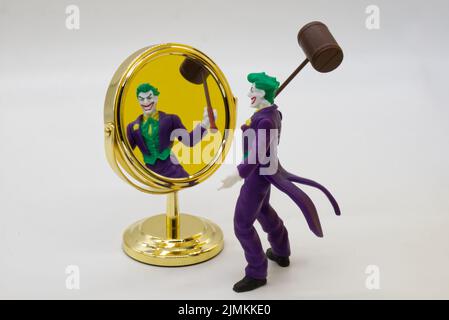 Le Joker miniature se regarde dans le miroir. Joker de DC Comics. Banque D'Images